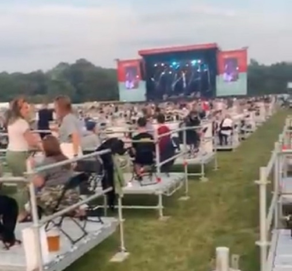 U Velikoj Britaniji održan prvi koncert uz pridržavanje mera fizičke distance (VIDEO)