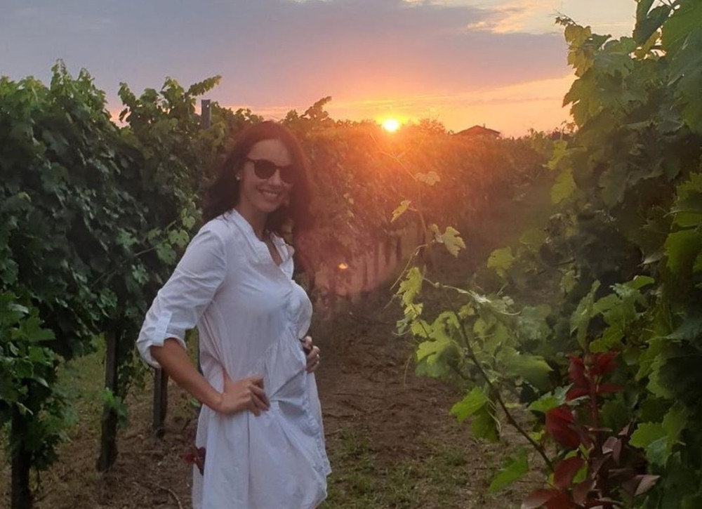 Gola leđa, lice bez šminke i nemiran duh: Sloboda Mićalović uživa u raskošnoj vili kraj bazena! (FOTO)