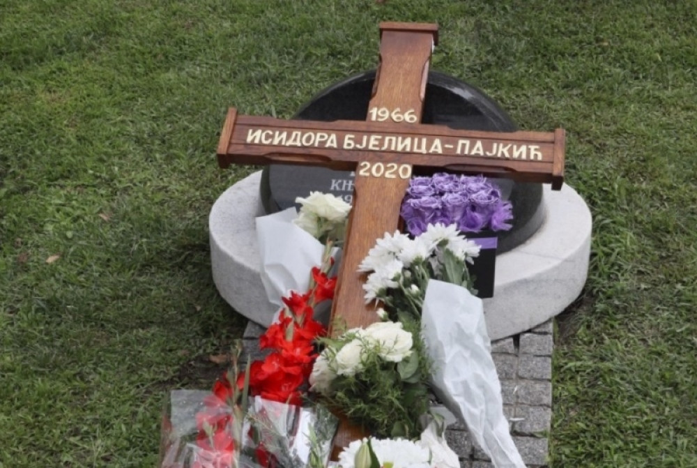 Položena urna Isidore Bjelice na Novom groblju: Porodica neutešna! (FOTO)