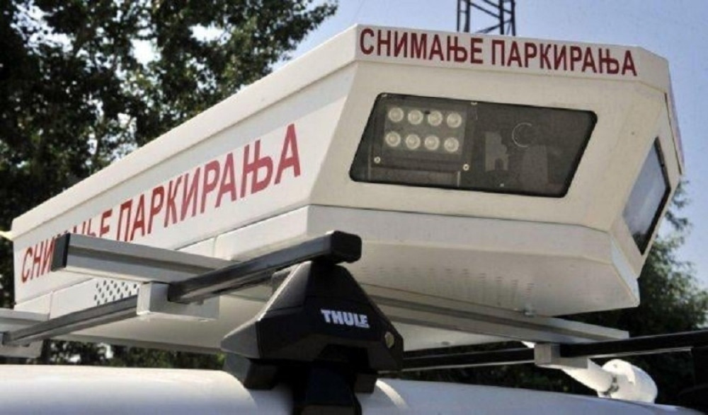 Bahati vozač mercedesa parkira gde stigne, a pokušava da nadmudri "Oko sokolovo"! Evo kako su ga kaznili komunalni policajci