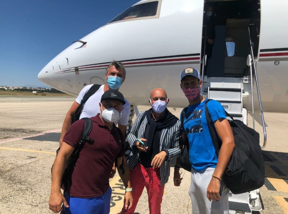 Maskirani Đoković sa timom poleteo za Ameriku (FOTO)