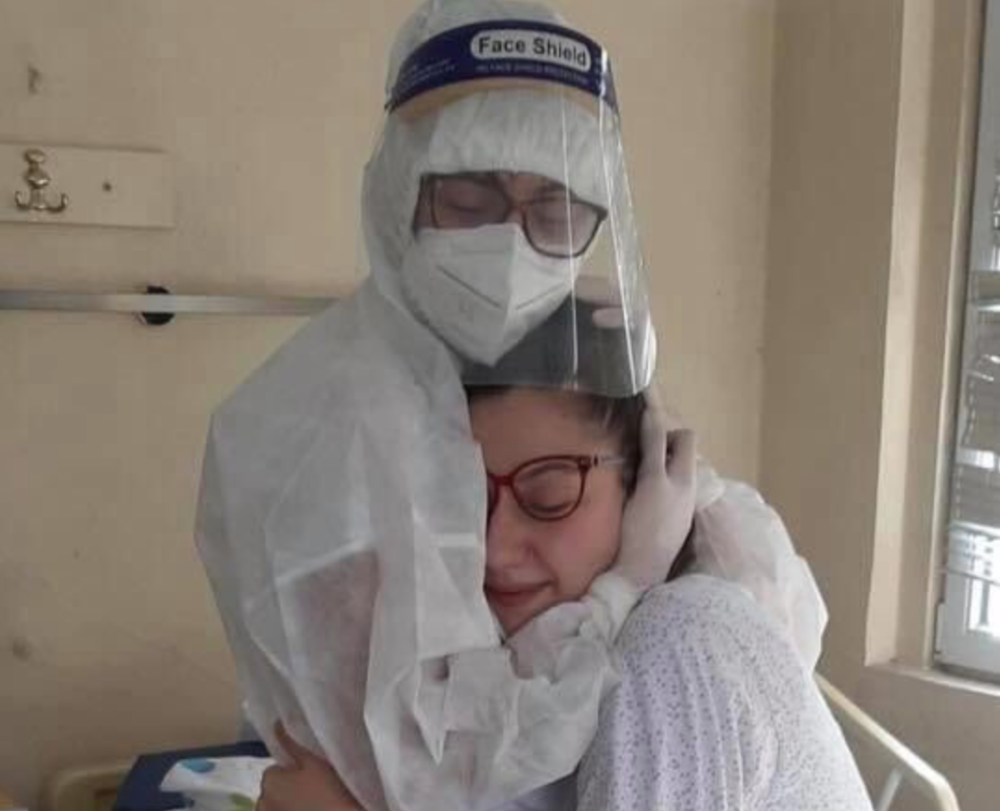 Oproštajni zagrljaj sestre u skafanderu sa zaraženom bliznakinjom (FOTO)