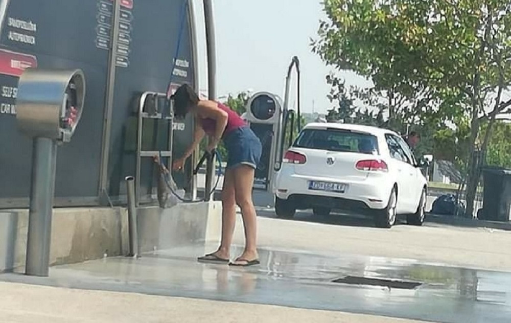 Hrvatica je ušla u autoperionicu, ali nije oprala kola! Posmatrači nisu verovali šta se dešava (FOTO)