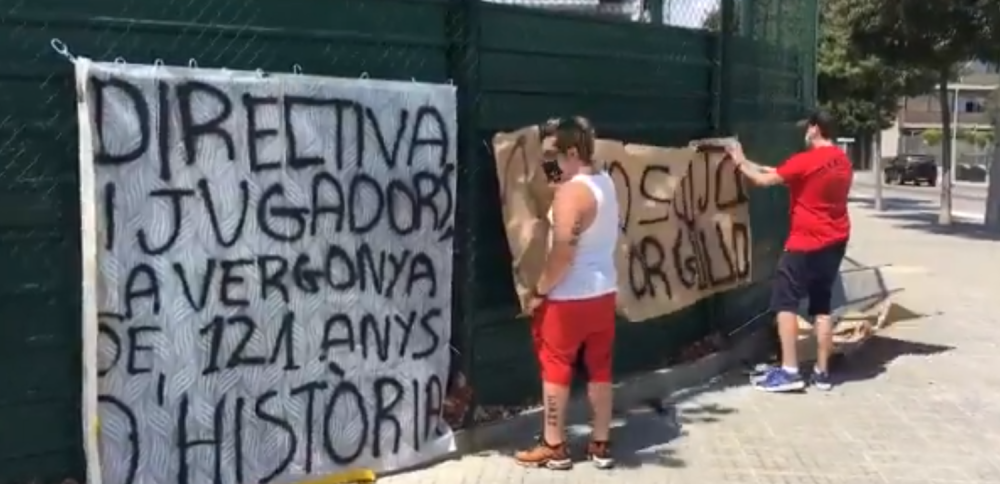 Fudbaleri na stubu srama, navijači ispisuju poruke koje će duboko uznemiriti čelnike (FOTO/VIDEO)