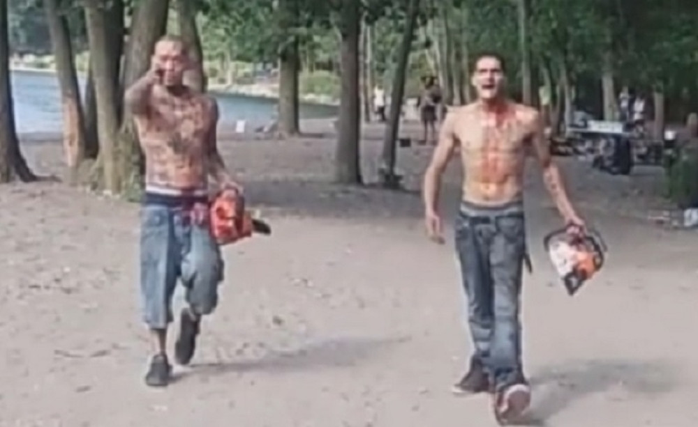 Jezivi snimak iz Toronta, dva krvava muškarca sa testerama vikala po plaži (VIDEO)
