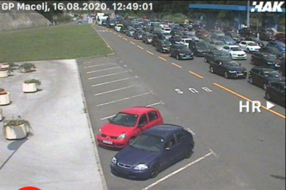 Hiljade ljudi beži iz zemlje, zaglavili se na rampi, napravili se kilometarski zastoji! (FOTO, VIDEO)