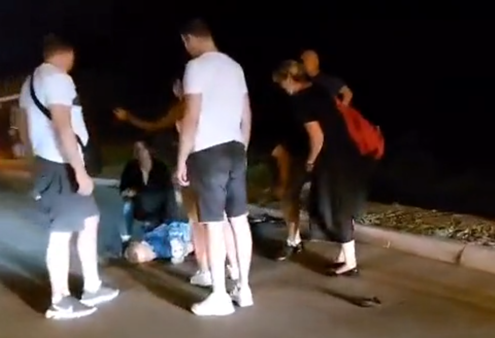 Mladića pokosio automobil kod Mladenovca, ostao je da leži u lokvi krvi (VIDEO)