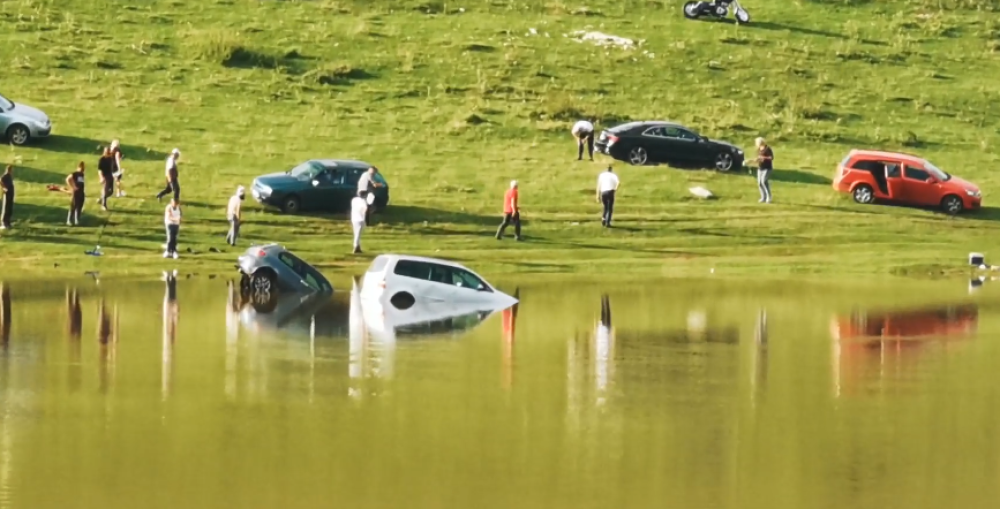 Iz Sjeničkog jezera izvučena dva automobila (VIDEO)