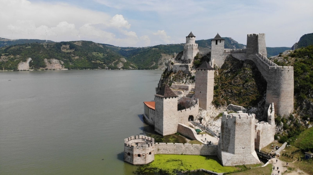 Prkosi vekovima, a za njegovo ime vežu se dve tragične ljubavne sudbine (FOTO)