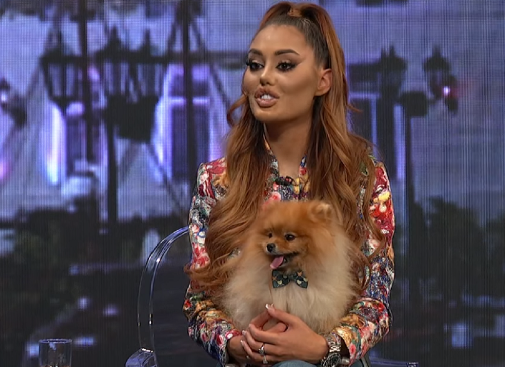 Skoro da je gola! Ani Korać ogromne grudi kipte na sve strane, a na ovaj prizor muški rod nije ostao imun! (FOTO/VIDEO)