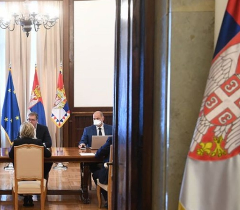 Predsednik Vučić iza zatvorenih vrata! (FOTO)