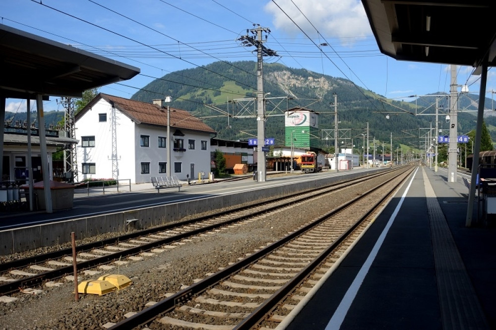 Muškarac počeo da DIVLJA U VOZU, austrijska policija morala da upotrebljava silu, a na kraju brutalno hapšenje!