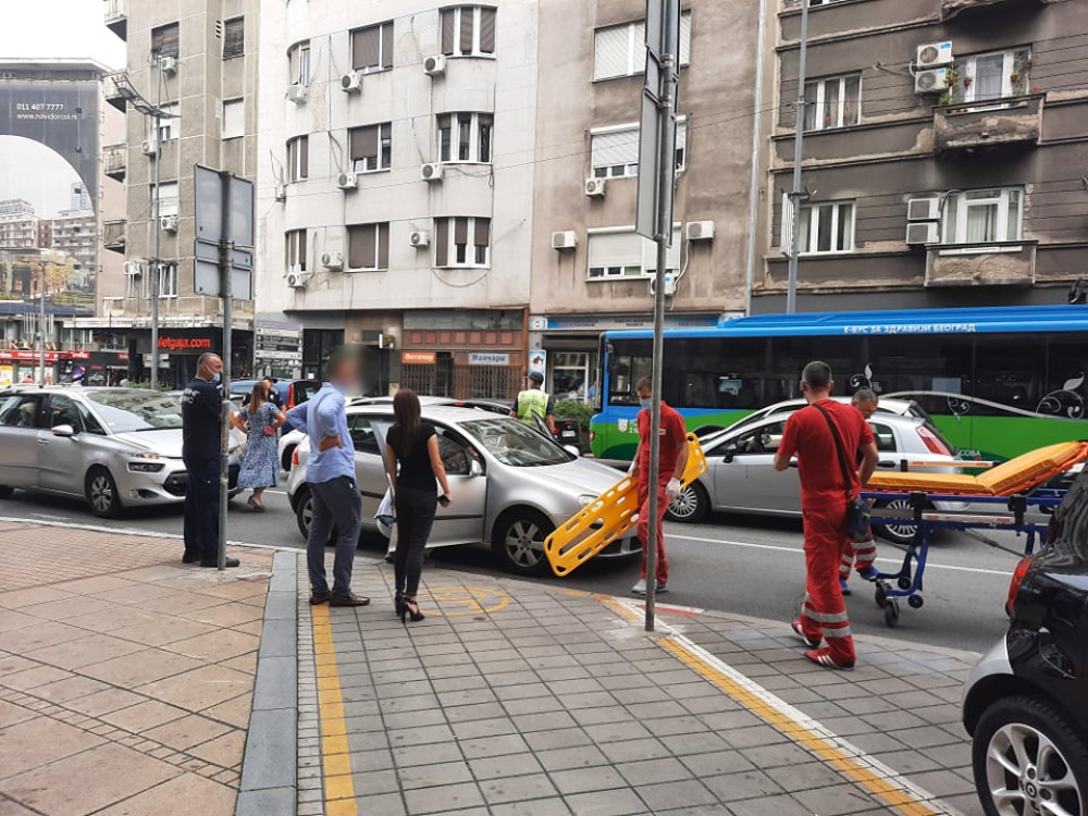 Stigla Hitna pomoć sa nosilima! (FOTO)