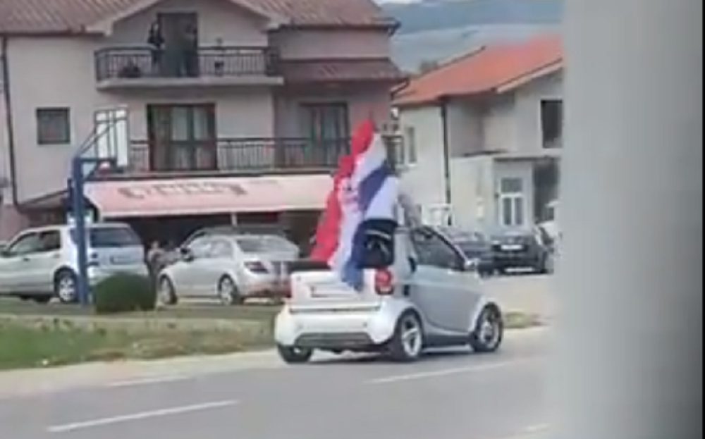 Barjaktar u Hercegovini se zaneo tokom veselja! Kola su naišla na krivinu, a on je završio na asfaltu (VIDEO)