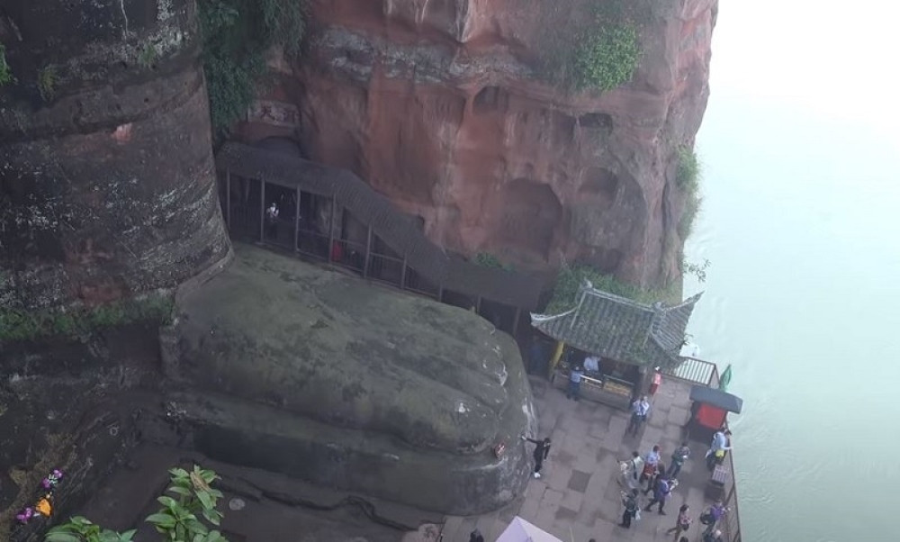 Poplave u Kini pokvasile stopala džinovske statue Bude