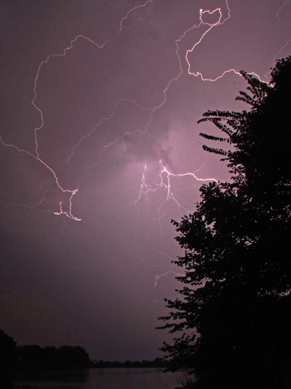 Snažno nevreme pogodilo Rijeku, iskaču šahtovi po ulicama!