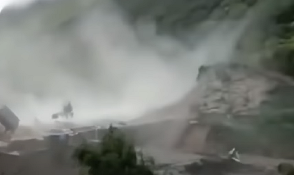 Tajfun u Kini guta sve pred sobom, automobili propadaju u rupe! (VIDEO)