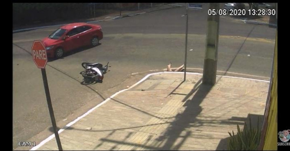 Prvo je udario automobil i srušio sa motora, onda je počela da se kotrlja niz ulicu, a onda je sve postalo mnogo gore! (VIDEO)