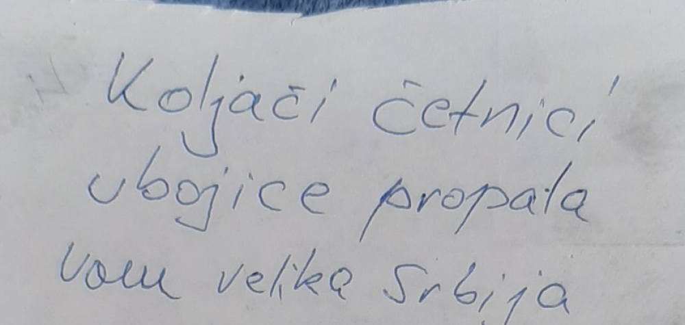 Skandal u Poreču! Srbinu izgrebali automobil, a ispod brisača dve užasne poruke! (FOTO)