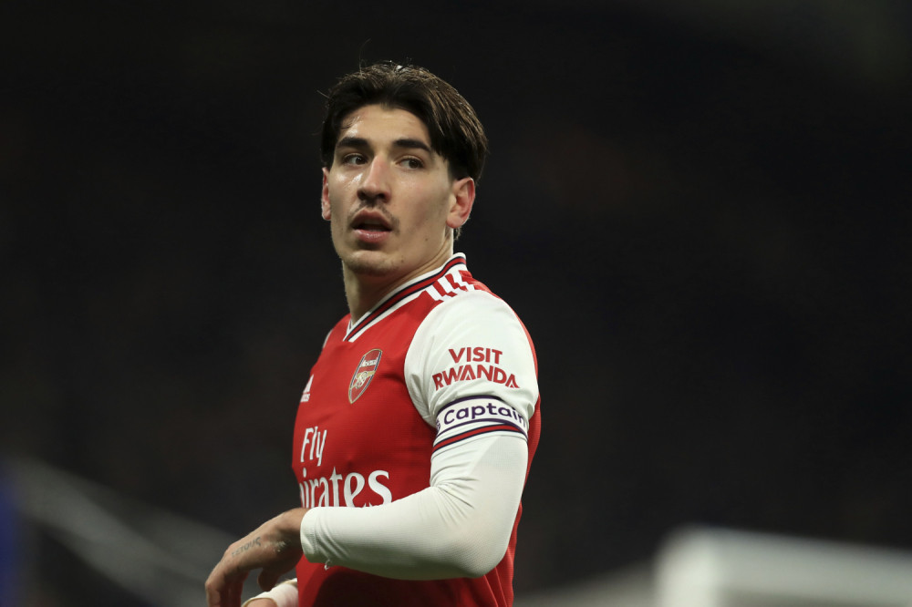 Zvezda uhvaćena sa cigaretom, čeka se kazna (FOTO)