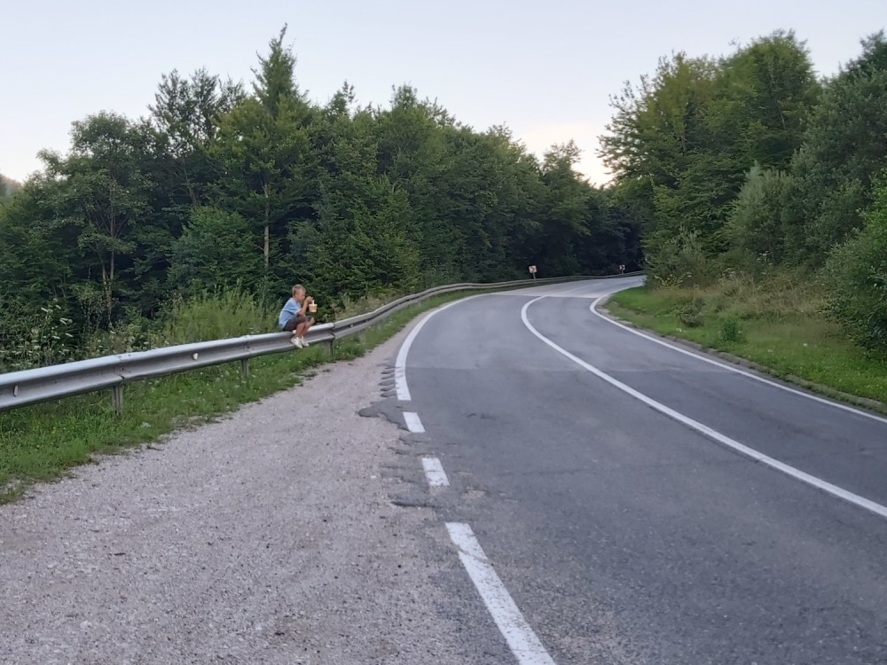 Uplakani dečak na bankini kraj puta: Evo šta se dogodilo!