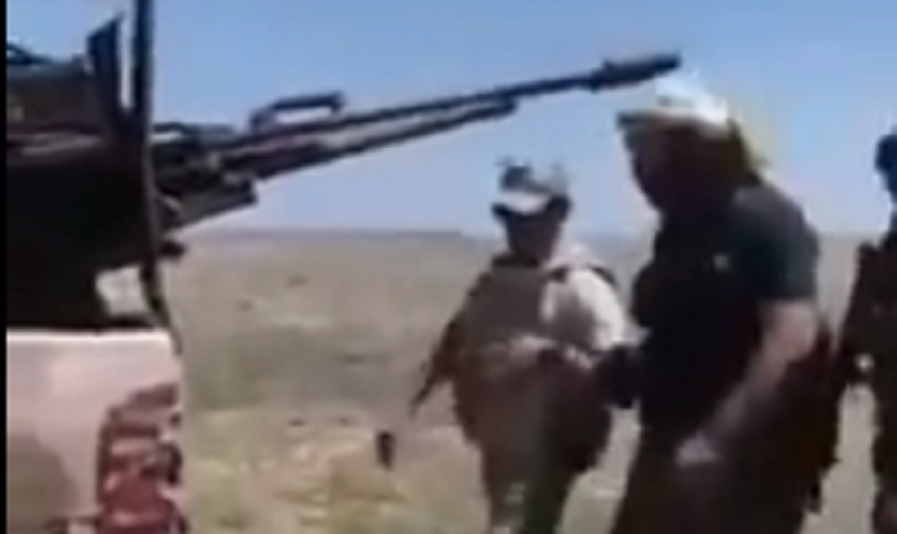Ruski general je normalno hodao, a onda je počelo granatiranje konvoja! (UZNEMIRUJUĆI VIDEO)