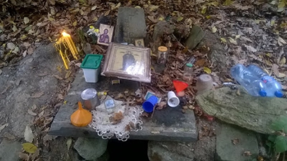 Priča o čudotvornom izvoru Svete Petke od koje podilaze žmarci (FOTO)