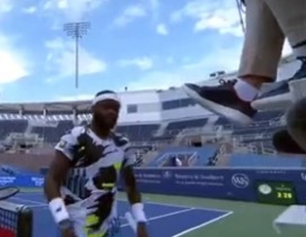 Prišao je sudiji i pružio mu ruku, zauzvrat je dobio nogu, a onda je usledio udarac (VIDEO)