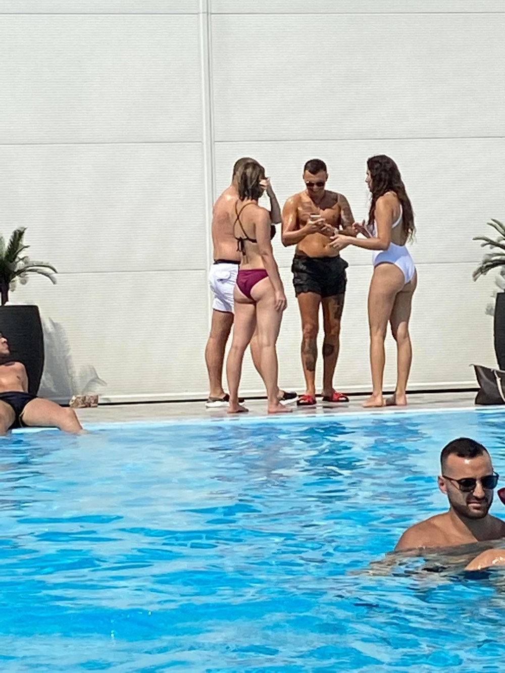 Kariću prišle dve devojke, mislio je da žele da se fotografišu sa njim, usledilo ogromno iznenađenje! (FOTO)