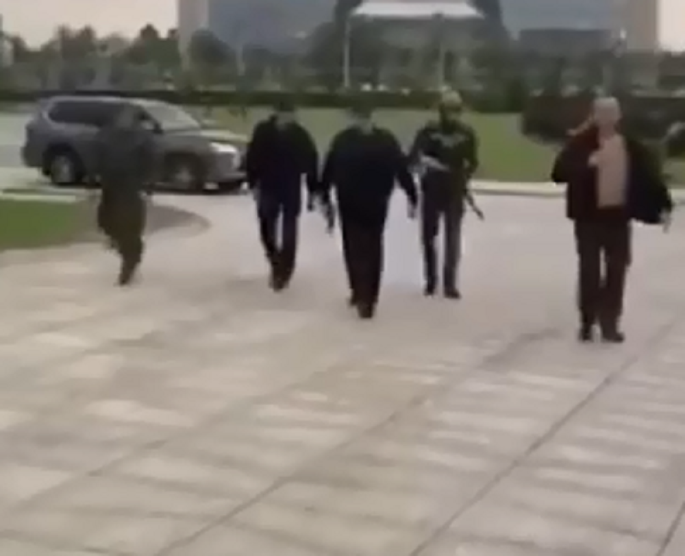 Lukašenko stigao u rezidenciju naoružan automatskom puškom (VIDEO)