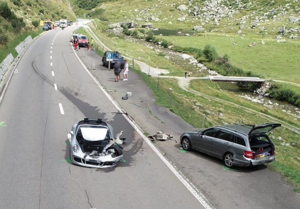Sudar Mercedesa, Bugatija i Poršea! Zbog štete koja je nastala mogli su samo da se uhvate za glave! (FOTO)