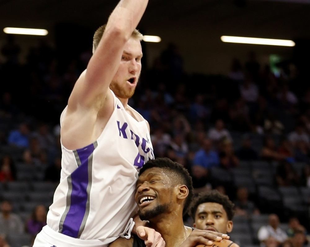 Crno-beli doveli bivšeg centra Sakramenta!