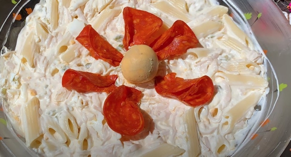 Salata sa pilećim prsima spremna za 15 minuta! Obrok koji će mnoge oduševiti