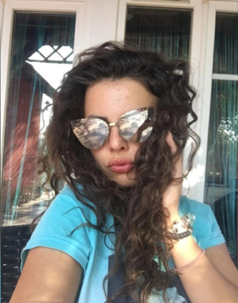 Naša pevačica bila je u centru afere sa 30 godina starijim kolegom, onda ga je izbacila iz kuće