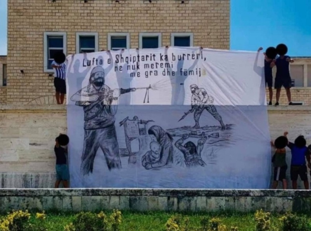 Huligani iz Tirane prozivaju srpske vojnike: Ubijate žene i decu! (FOTO)