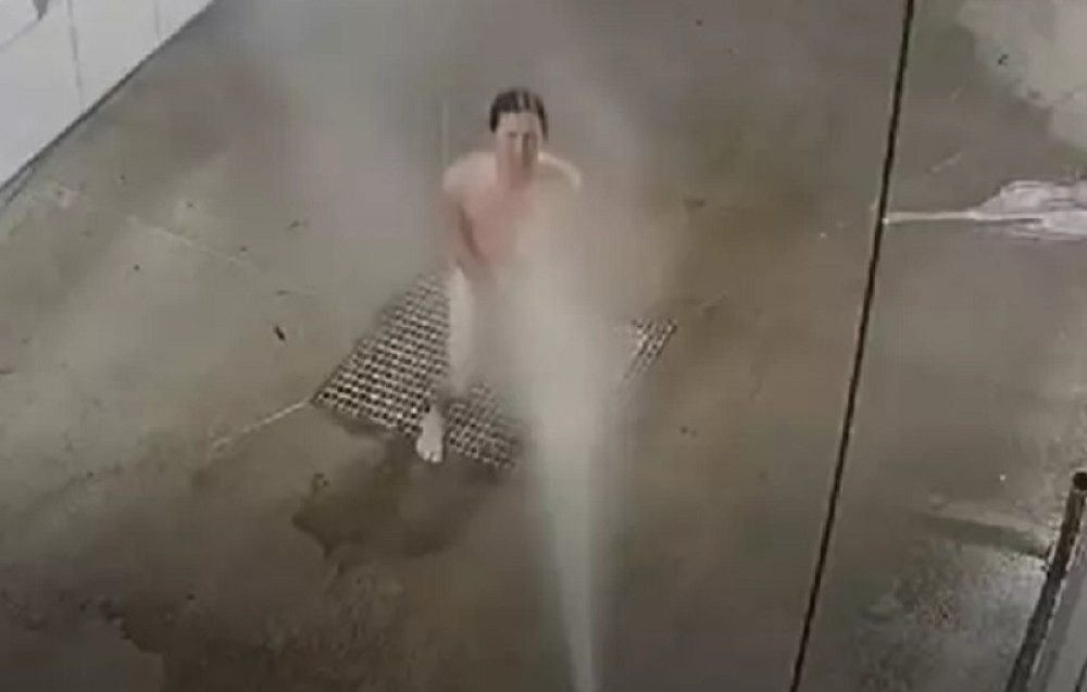 Uleteo u perionicu i suočio se sa šmrkom! (VIDEO)