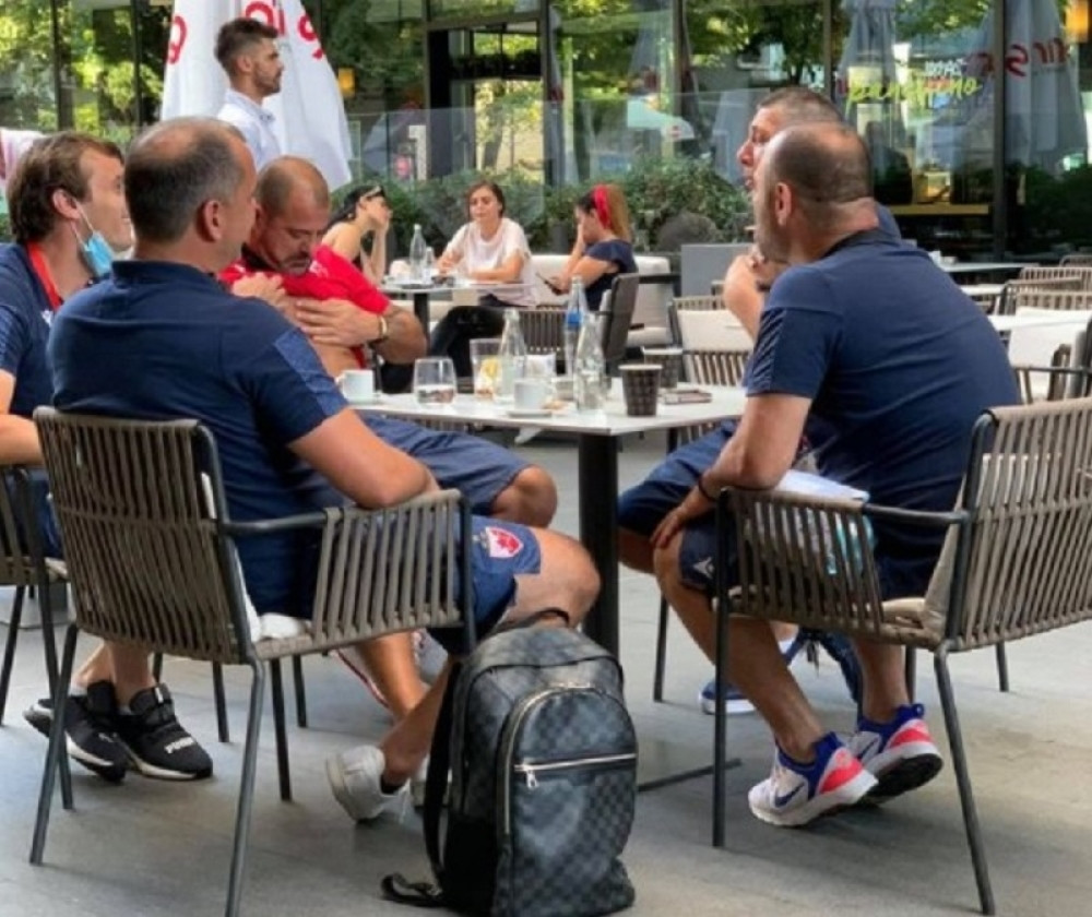 Niko ih do sada nije "pojeo": Stanković i ekipa ispijaju kafu u centru Tirane (FOTO)