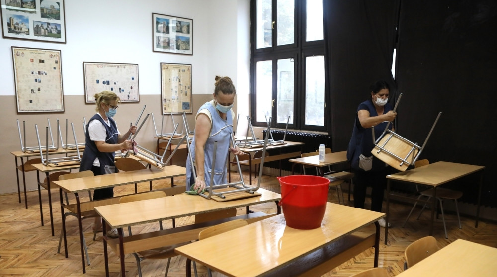 Jedne nedelje časovi iz klupe, sledeće od kuće