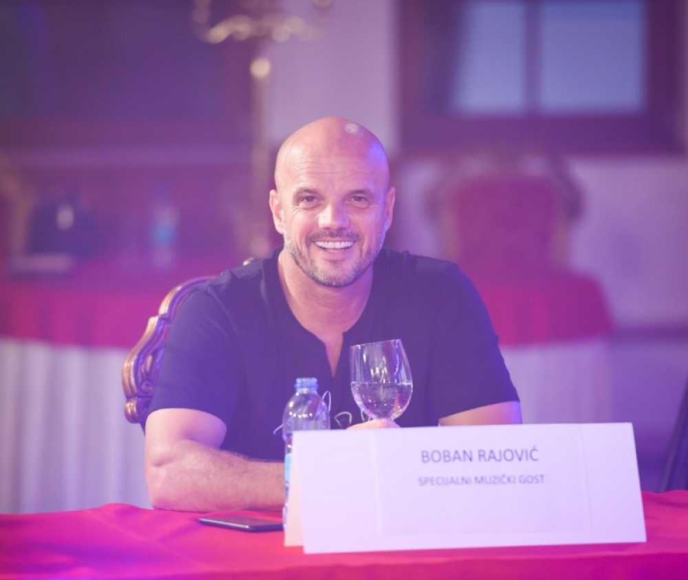 Boban Rajović u društvu neviđenih lepotica: Na izboru za Mis bio specijalni gost, najlepša devojka mu se zahvalila na poseban način! (FOTO)