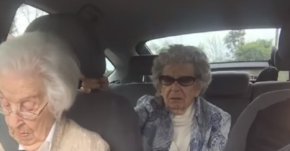 Umorna baka je ušla u taksi...
