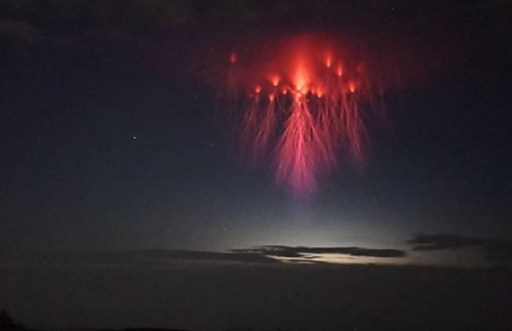 Fotograf "uhvatio" spektakularan fenomen na nebu (FOTO/VIDEO)