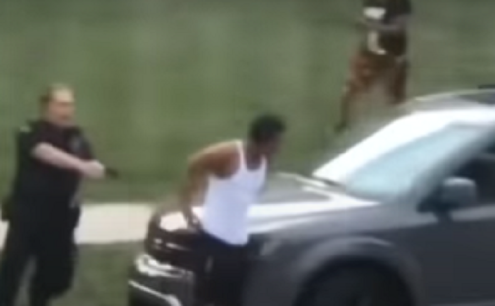 Krenuo je u svoj automobil, a onda mu je policajac sedam puta pucao u leđa! (UZNEMIRUJUĆI VIDEO)