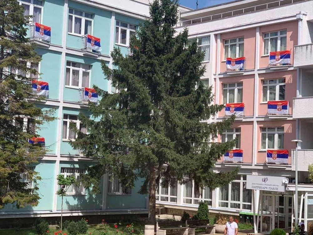 Patrijarh Pavle, deca sa Kosova i srpske zastave