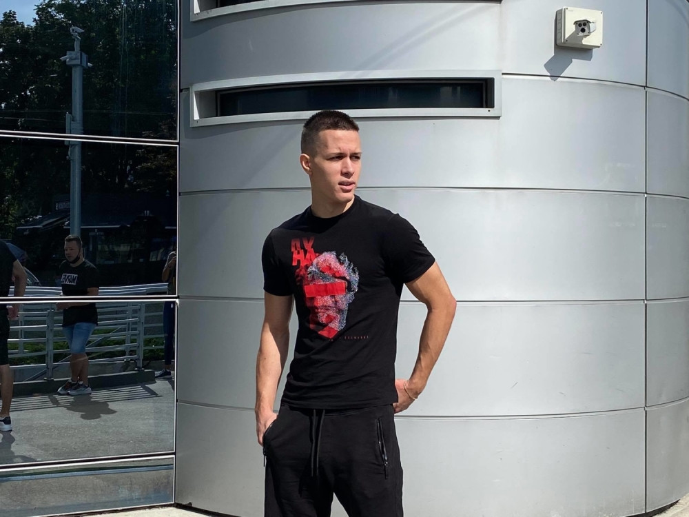 Voli provod i žene: Ko je frajer koji se pojavio ispred zgrade TV Pinka? (VIDEO)