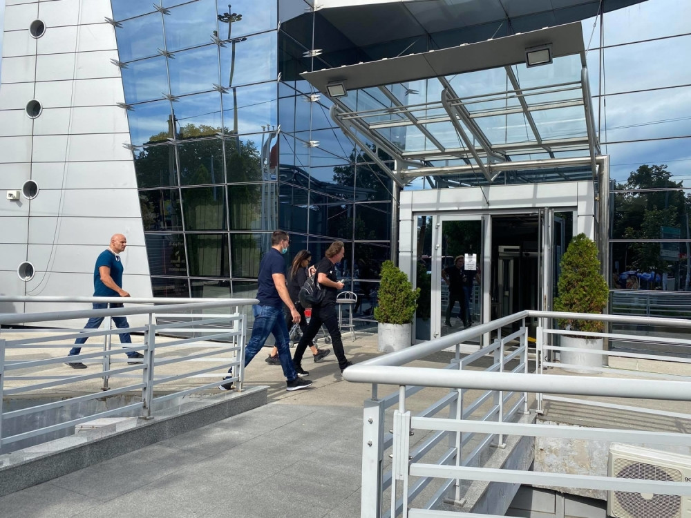 Bračni par Mitrović uleteo u zgradu "Pinka": Svi u čudu gledali predmet na Željkovim leđima! (FOTO)