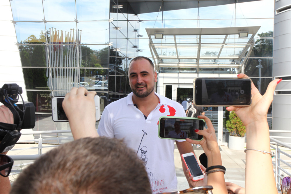 Alen šokirao svojim iskustvima sa devojkama, sa Ruskinjom nije znao da priča, a jedna je u ovome napustila stan (VIDEO)