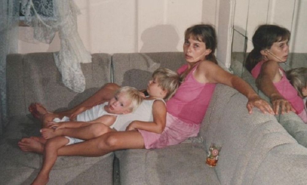 "Muž me je slikao 1992. i rekao da je ovo POSLEDNJA NOĆ KOJU ĆU PROVESTI ŽIVA, a evo gde sam sada" (FOTO)