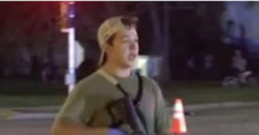 Ovaj klinac je ubio dvoje ljudi, narod se naoružava i brani imovinu (UZNEMIRUJUĆI VIDEO)