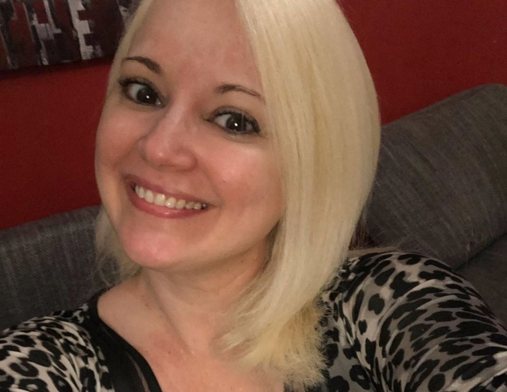 Maja Nikolić u svinjcu zagrlila prase: Ogromne grudi izletele iz bezobrazne haljine!