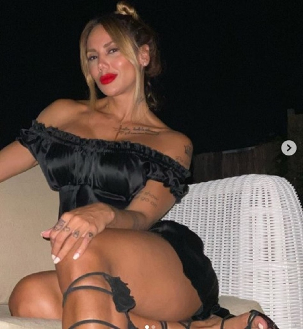 Pogledajte brutalnu devojku čileanskog reprezentativca, na pozadini bi joj pozavidela i Kim Kardašijan! (FOTO/ VIDEO)